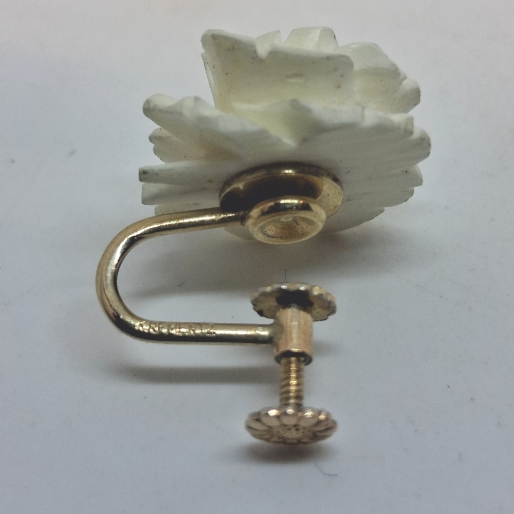 * Vintage Krementz Bone Colored Celluloid? Rose Screwback Earrings - Picture 4 of 4
